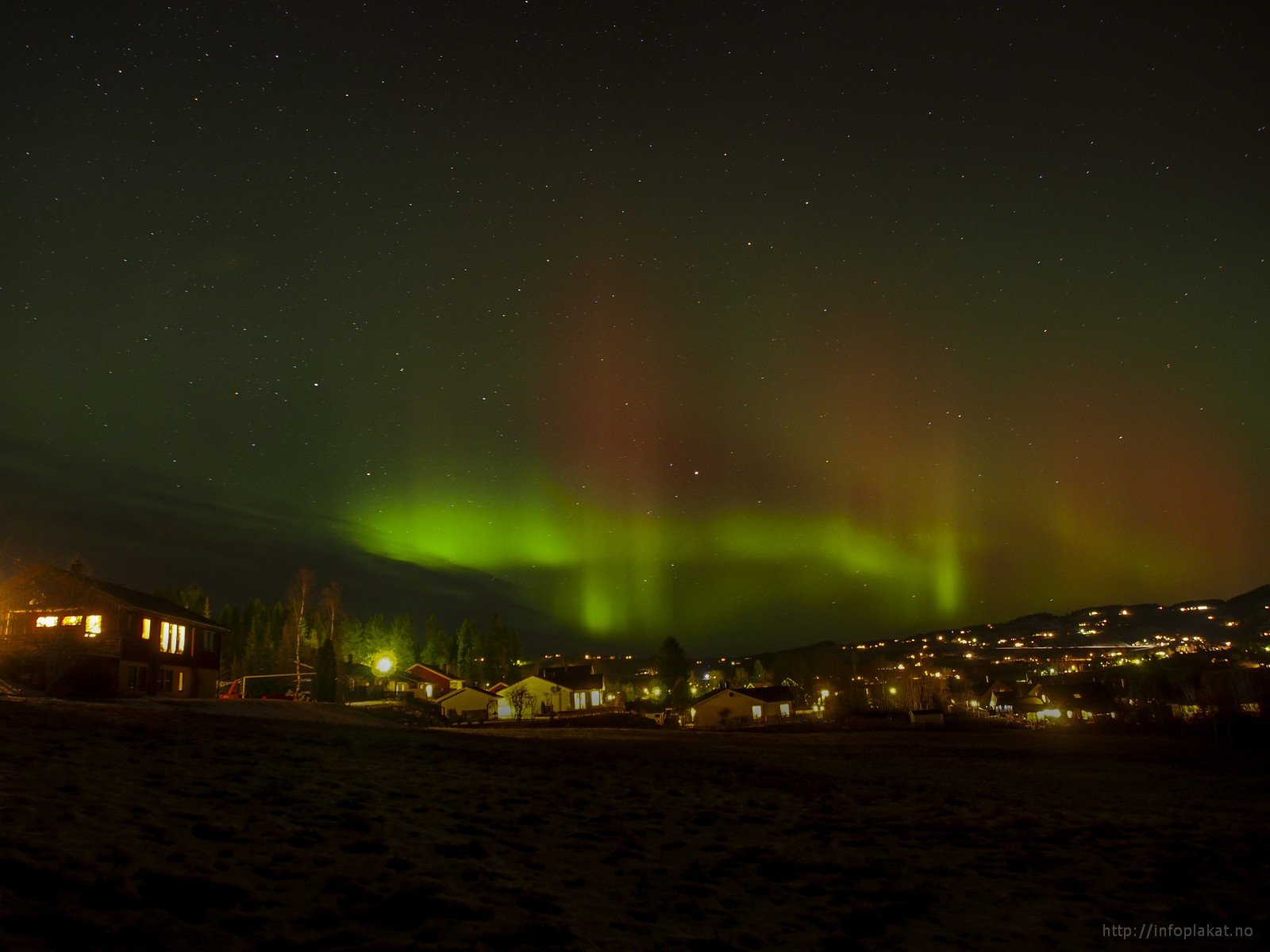 Nordlys over Fosen, med bebyggelsen opplyst i forgrunnen
